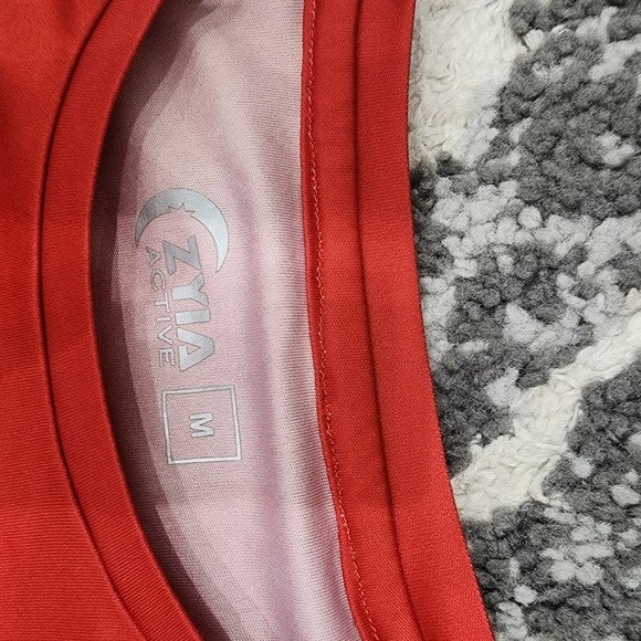 Zyia red women's size medium shirt - Picture 6 of 6